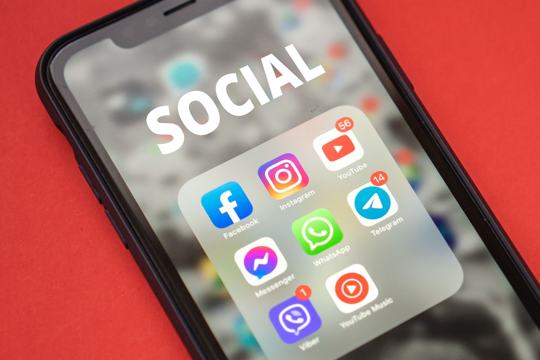 Gros plan d'un smartphone montrant des applications populaires de médias sociaux à l'écran.