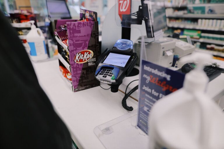 Alternatives au mobile wallet marketing : SMS, emailing, carte papier ou application ?